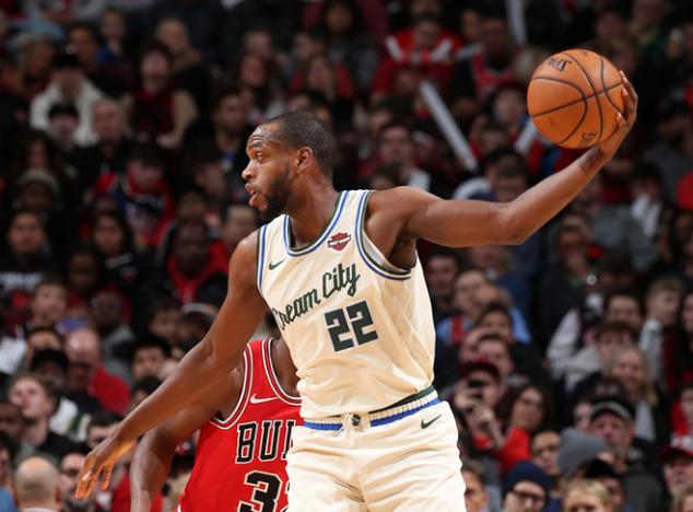  米德尔顿复出高效，雄鹿轻取奇才迎五连胜  