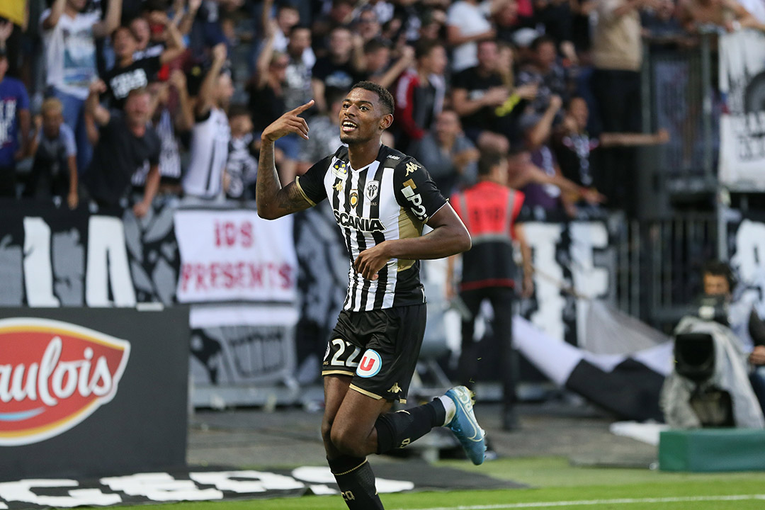  昂热中场双核默契十足，长短传配合撕裂对手防线