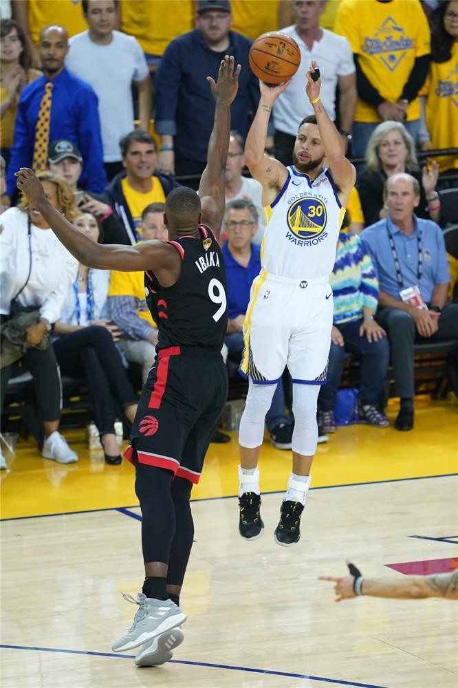  库里单节爆砍二十分，勇士全民皆兵击溃国王防线